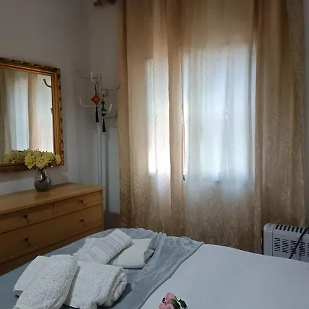 Bedroom With Private Bathroom And Two-bedroom Family In Quiet Forest 80m2 Large Swimming Pool Music Town The Garden And Swimmingpool And Garden Are Shared * Lliria